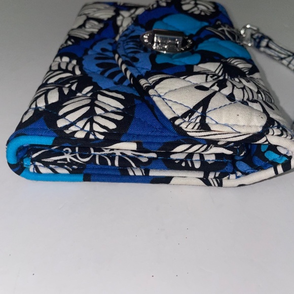 Vera Bradley | Blue Bayou Your Turn Smartphone Wristlet Blue - Picture 14 of 16